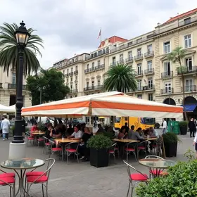 Cafés perto da Praça da Liberdade: dicas essenciais para aproveitar melhor